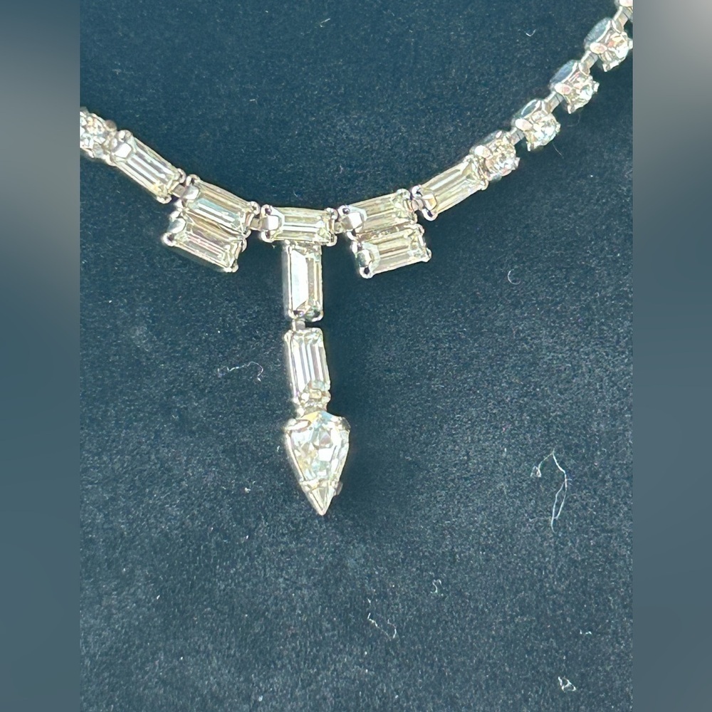 Vintage 1950’s Art Deco Crystal Clear Rhinestone Silver Toned Sparkly Choker. - Picture 2 of 5
